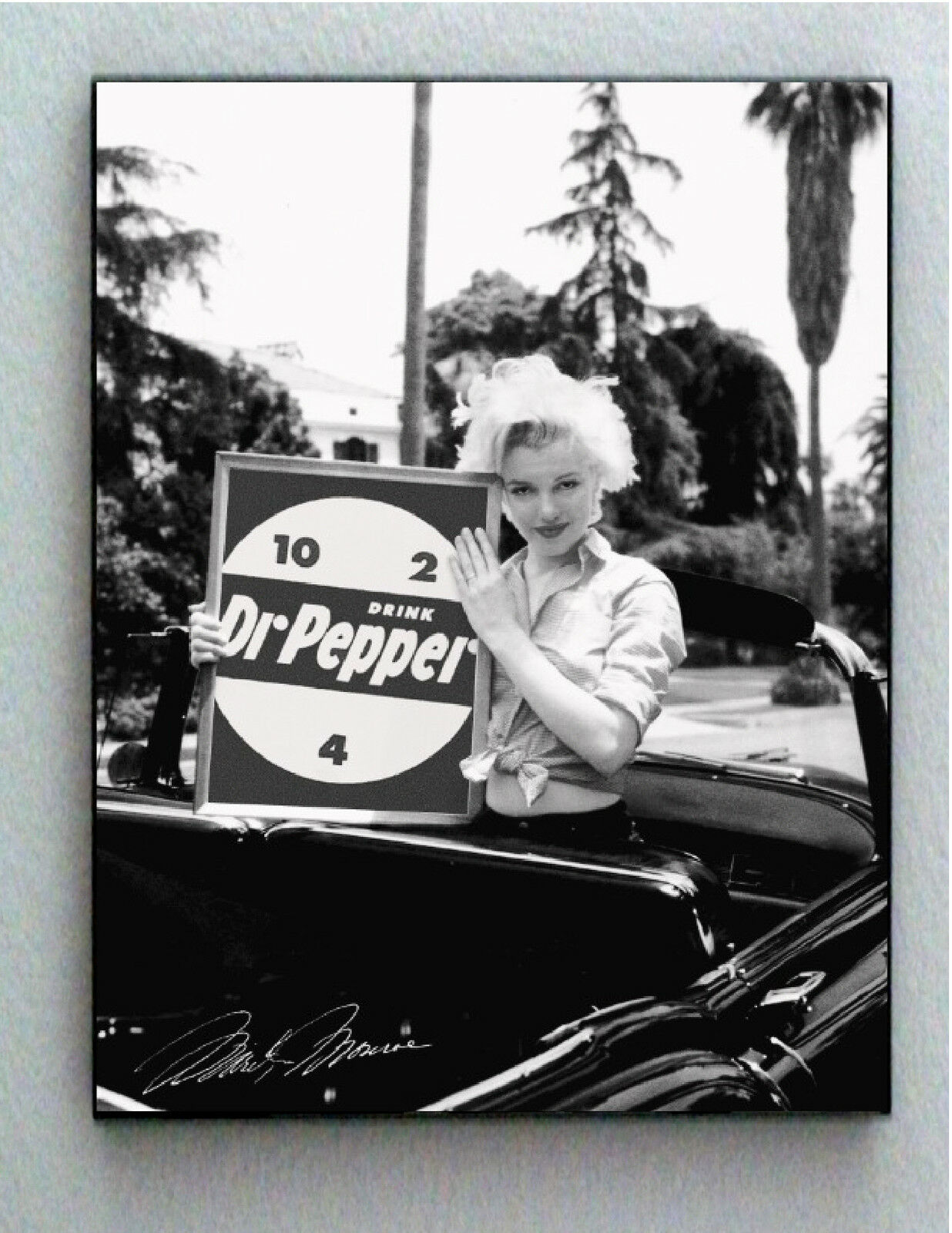 Framed Marilyn Monroe holding Dr. Pepper 10-4-2 w/faux autograph Limited Edition